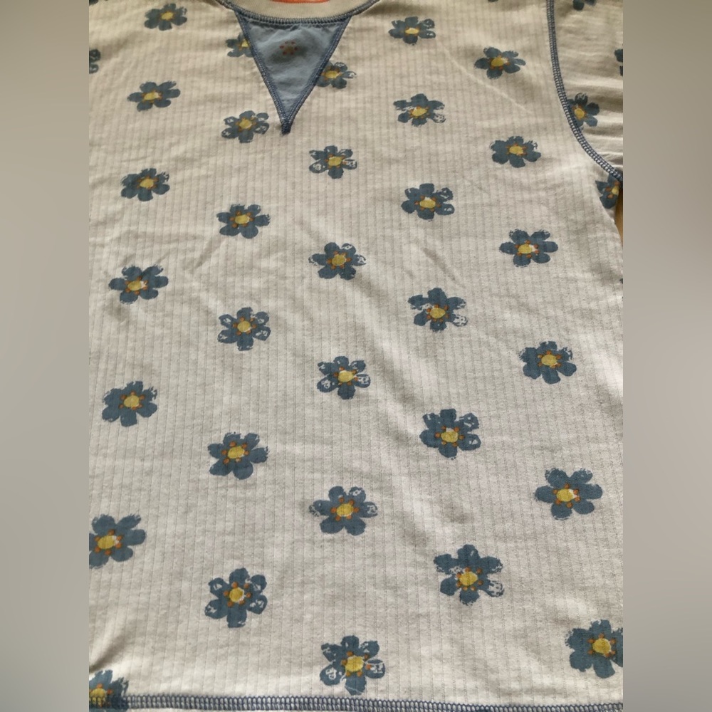 LAST CHANCE Vintage Flower Print Crew Neck Tshirt - Picture 2 of 6